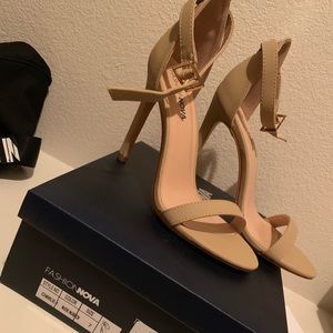 Fashionnova nude heels size 7